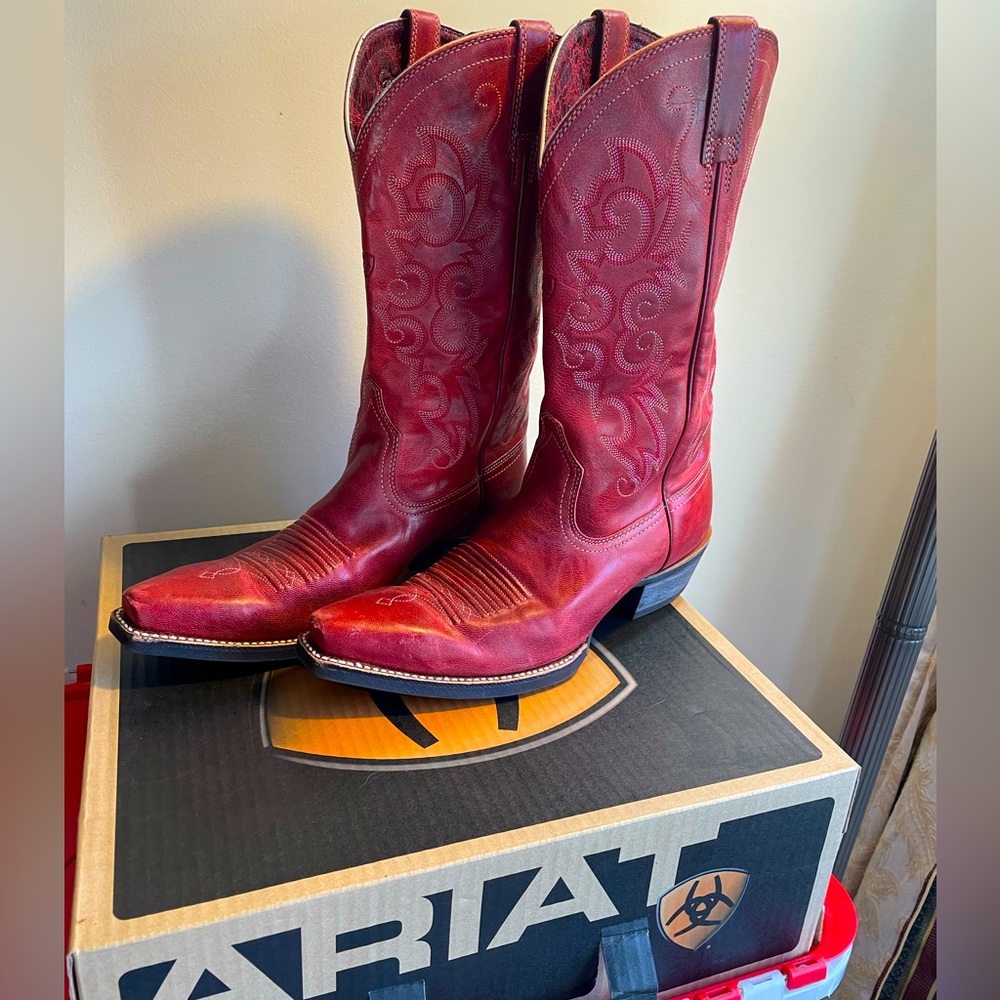 Red Ariat women’s cowboy boots, size 8.